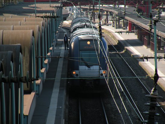  un train à quai en gare